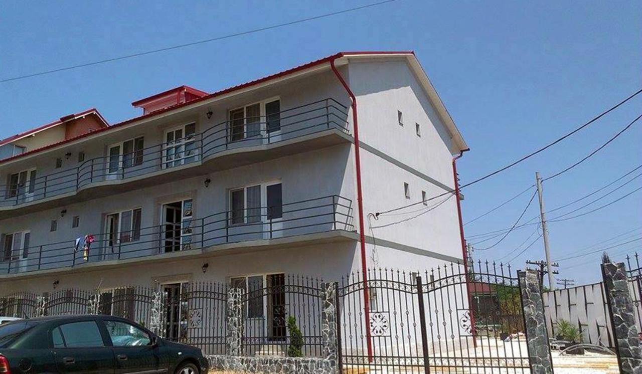 Happy House קוסטינסטי